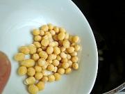 Soy milk with lotus seeds and red dates
