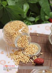 Roasted barley tea with red dates and chrysanthemum
