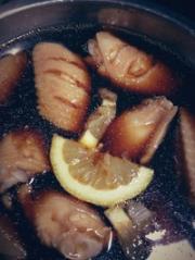 Chicken wings with cola and lemon
