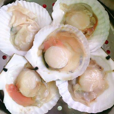 Steamed scallops with minced garlic