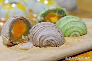Tricolor puff pastry roll

