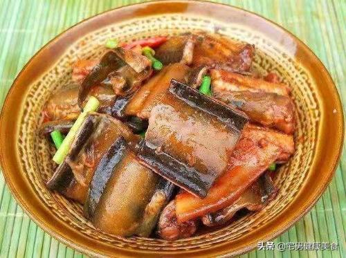 Eel pieces stewed with bacon
