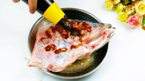 Fish head with chopped pepper
